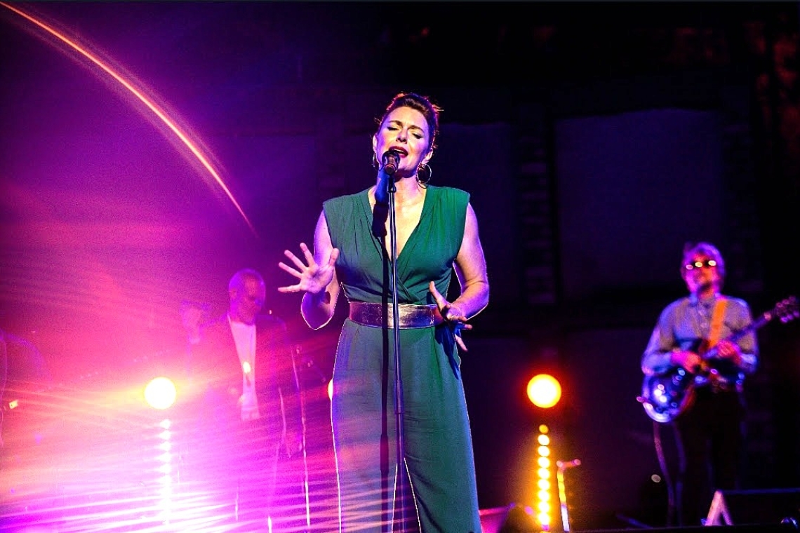 Robyn Bennett  éclaire la nuit de Hammamet  avec  une  variété musicale mondiale